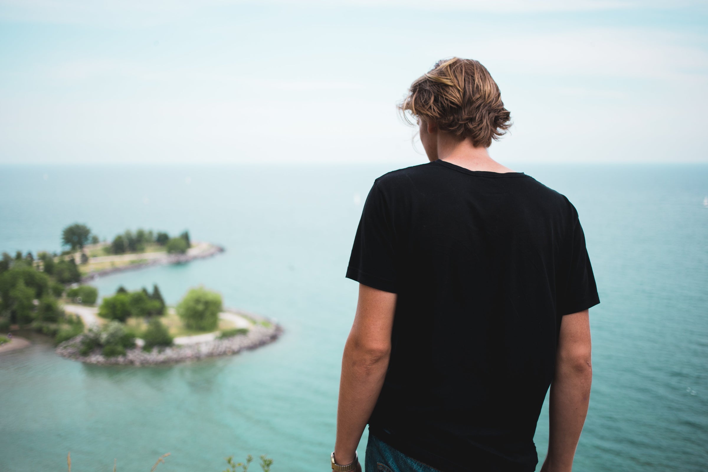 man-views-